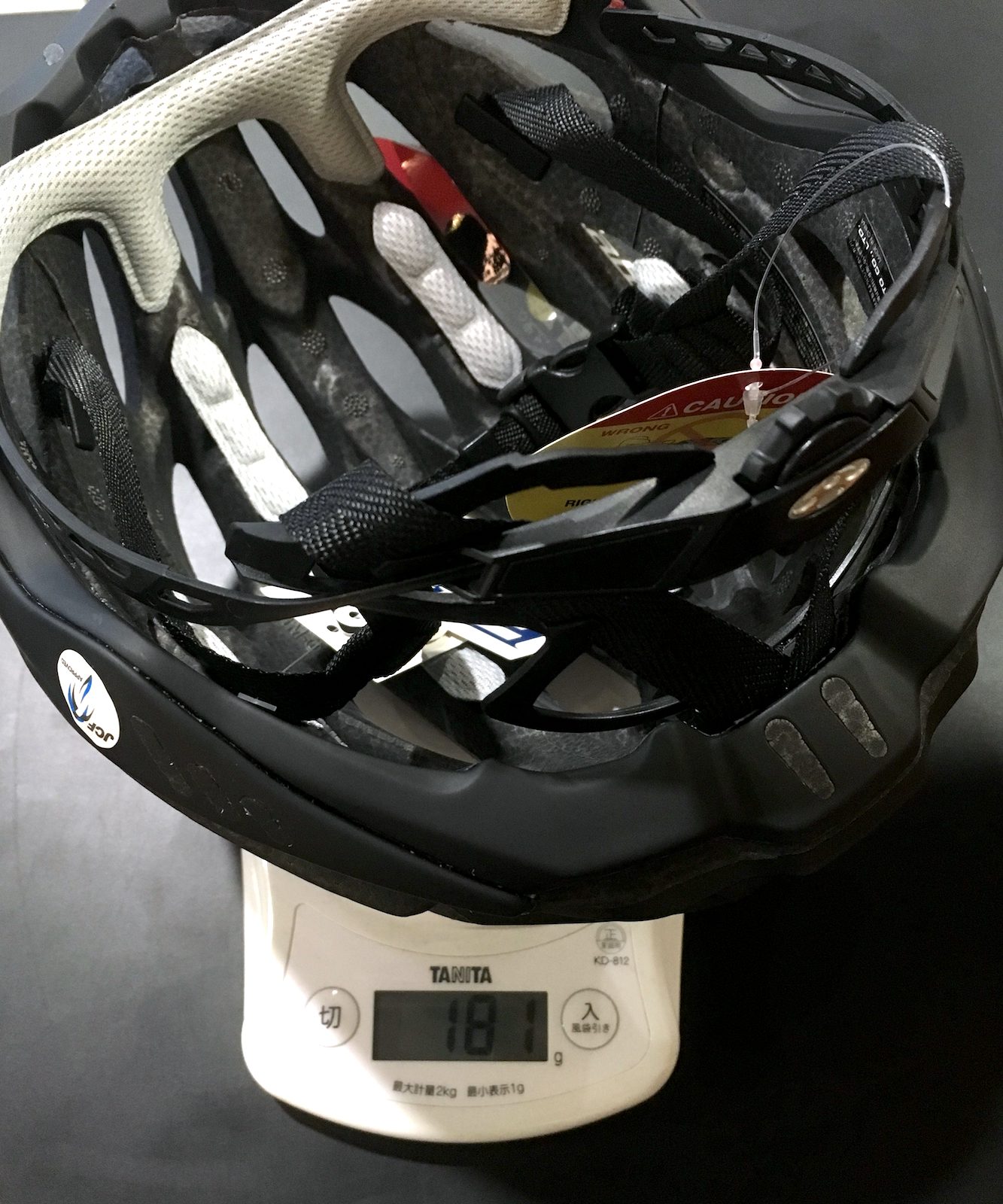 ヘルメットの重さを計っている写真